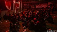 Petugas kepolisian dan sejumlah warga masih tampak di lokasi.