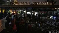 Sampah tampak berserakan di depan gerbang belakang atau Gerbang Pancasila Gedung MPR/DPR/DPD RI, Senayan, Jakarta Pusat (Jakpus).