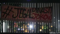 Sejumlah spanduk juga masih menempel di pagar gedung DPR.