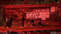 Berbagai coretan bernada protes tergambar di tembok-tembok DPR.