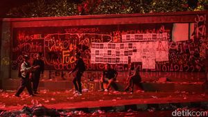 Potret Tembok Gedung DPR Penuh Vandalisme