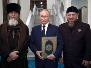 Viral Putin Peluk dan Cium Al Quran Emas di Masjid Nabi Isa