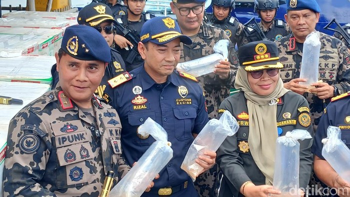 PSDKP dan Bea Cukai Batam amankan benih lobster senilai Rp 90 miliar yang hendak diselundupkan ke negara tetangga.(Alamudin/detikSumut)