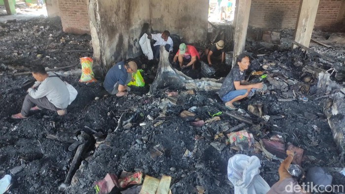 Puing-puing sisa kebakaran di Pasar Krian Sidoarjo