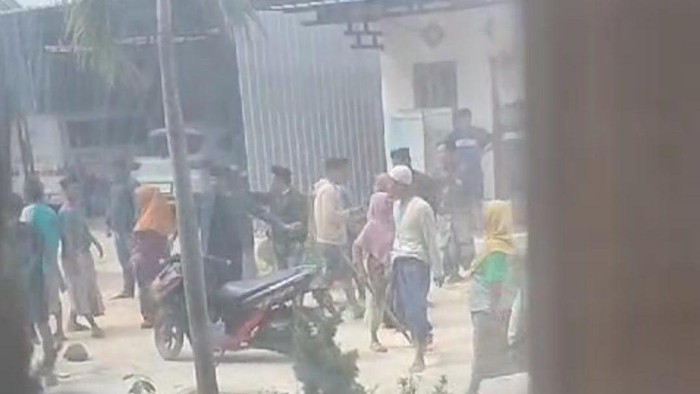 Puluhan wwarga di Desa Madulang Sampang rusak rumah milik eks kades setempat