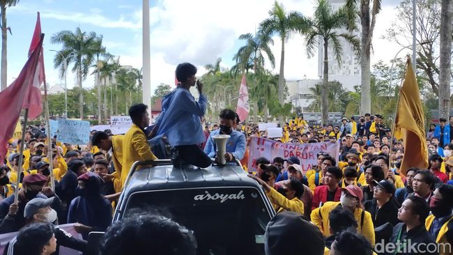 Ratusan mahasiswa di Palembang demo menolak RUU Pilkada di DPRD Sumsel
