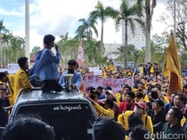 Demo Tolak RUU Pilkada, Mahasiswa Terobos Masuk Halaman DPRD Sumsel