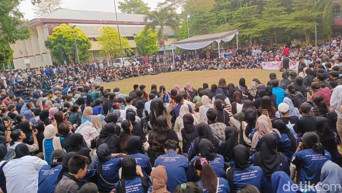 Ratusan mahasiswa membentuk Aliansi Lampung Menggugat.