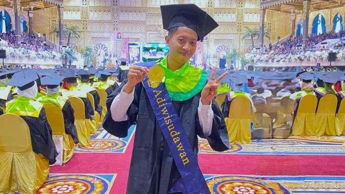Rayyan mahasiswa Unesa berhasil lulus S1 tanpa skripsi.