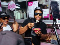 Wow! Pria Ini Pecahkan Rekor Dunia Kunjungi 150 Resto Selama 24 Jam