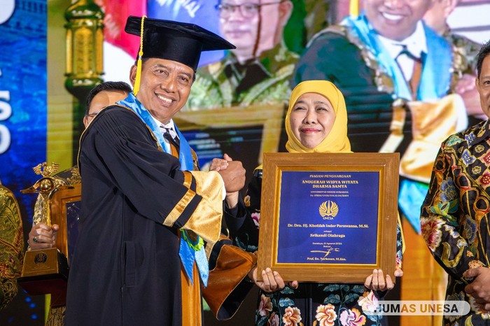 Rektor Unesa Prof Nurhasan bersama Khofifah Indar Parawansa