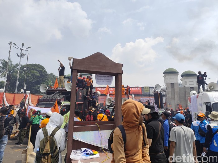 Replika guillotine di demonstrasi depan Gedung DPR, 22 Agustus 2024. (Azhar Bagas Ramadhan/detikcom)