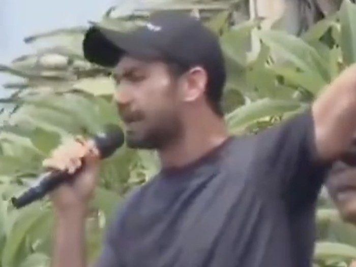 Reza Rahadian orasi di depan Gedung DPR.