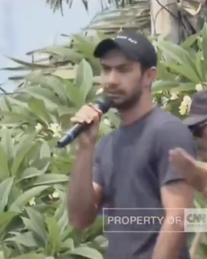 Reza Rahadian orasi di depan Gedung DPR.
