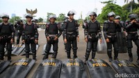 Personel gabungan ini terdiri dari anggota Polda Metro Jaya, Polres Metro Jakarta Pusat, TNI, Pemda DKI, dan instansi terkait lainnya.  