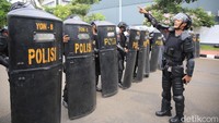 Petugas kepolisian berjaga dengan peralatan anti huru hara di Komplek Parlemen Gerbang Pancasila, Senayan, Jakarta, Kamis (22/8/2024). 