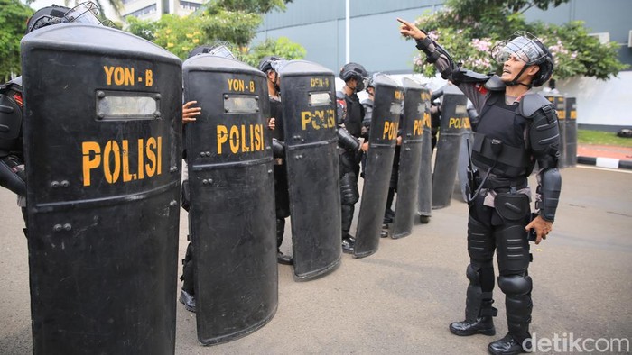 Petugas kepolisian berjaga dengan peralatan anti huru hara di Komplek Parlemen Gerbang Pancasila, Senayan, Jakarta, Kamis (22/8/2024).