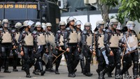Kapolres Metro Jakarta Pusat Kombes Polisi Susatyo Purnomo Condro menyatakan bahwa semua personel yang terlibat dalam pengamanan tidak akan membawa senjata api. 