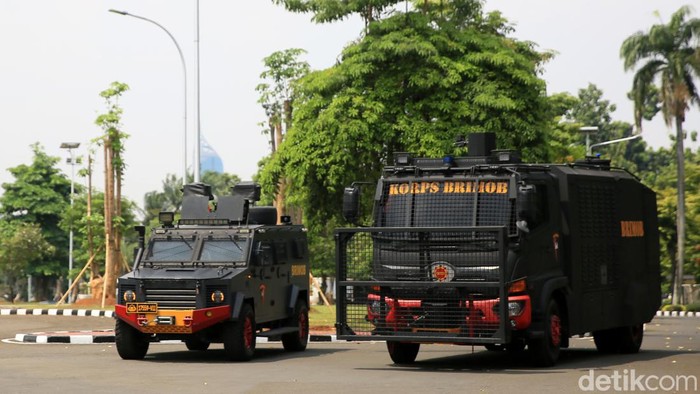 Ribuan Personel Gabungan Amankan Aksi Tolak Revisi UU Pilkada Petugas kepolisian berjaga dengan peralatan anti huru hara di Komplek Parlemen Gerbang Pancasila, Senayan, Jakarta, Kamis (22/8/2024).
