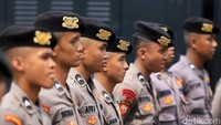 Kepolisian mengerahkan 2.013 personel gabungan untuk mengamankan aksi beberapa elemen masyarakat di depan Gedung DPR/MPR RI.  