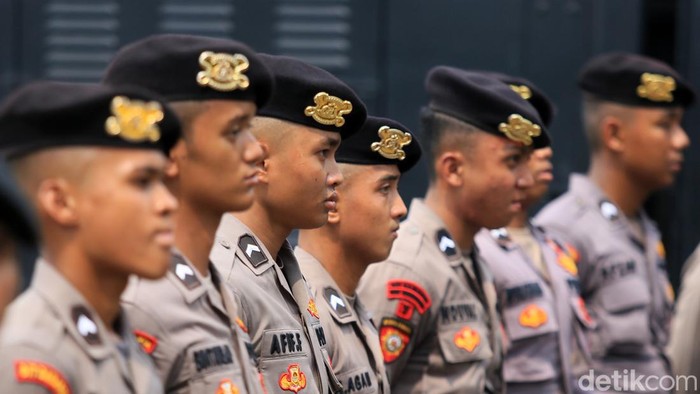 Petugas kepolisian berjaga dengan peralatan anti huru hara di Komplek Parlemen Gerbang Pancasila, Senayan, Jakarta, Kamis (22/8/2024).