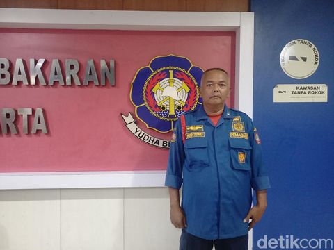 Salah satu komandan regu Dinas Damkar Solo Hudiyono, saat ditemui detikJateng di kantornya, Kamis (22/8/2024).