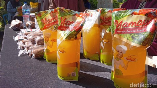 Salah satu minyak goreng kemasan yang berasal dari Bulog. (Nathea Citra/detikBali)