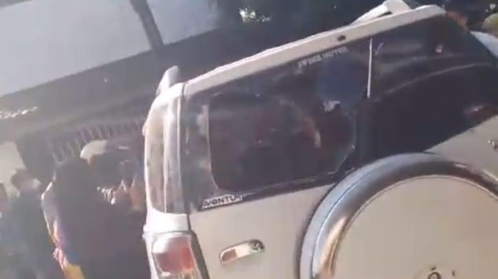 Sebuah mobil menabrak 5 pemotor di Jalan Gagak, Makassar.