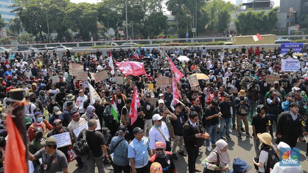 Sejumlah elemen masyarakat sipil, mulai dari buruh, mahasiswa, hingga aktivis menggelar aksi demonstrasi menolak pengesahan Revisi UU Pilkada di depan Gedung DPR RI, Jakarta, hari ini, Kamis (22/8/2024). (CNBC Indonesia/Muhammad Sabki)