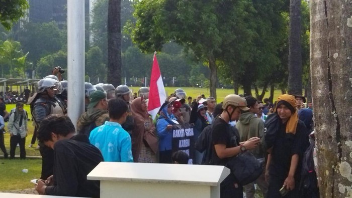 Sejumlah Ibu-ibu Orasi di Halaman Gedung DPR Usai Pagar Jebol (Kurniawan Fadilah-detikcom)