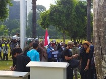 Sejumlah Ibu-ibu Orasi di Halaman Gedung DPR Usai Pagar Jebol