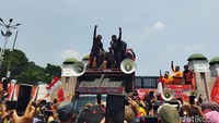 Komika dari komunitas StandupIndo seperti Ari Kriting, Bindang Emon, hingga Mamat Al Katiri turun ke jalan dan berorasi di depan gedung DPR. Ari Kriting menyampaikan aksi para komika di DPR adalah bentuk keprihatinannya terhadap kondisi bangsa saat ini. Kurniawan/detikcom