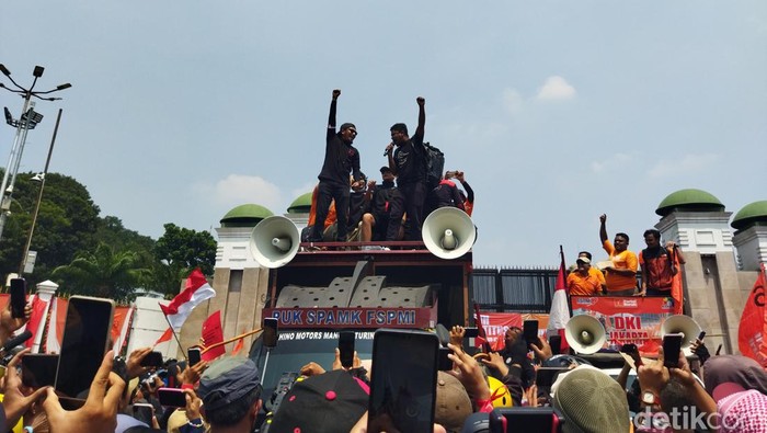 Sejumlah komika ikut demo menolak Revisi UU Pilkada di depan DPR.