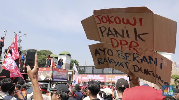 Sejumlah massa mulai berdatangan untuk menggelar aksi di Depan DPR RI hari ini, Kamis (22/8/2024). (CNBC Indonesia/Muhammad Sabki)