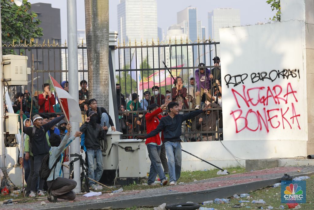 Sejumlah peserta demo yang merangsek masuk arena parlemen usai massa menjebol pagar Gedung DPR saat Aksi Peringatan Darurat Indonesia, Kamis (22/8/2024). (CNBC Indonesia/Muhammad Sabki)