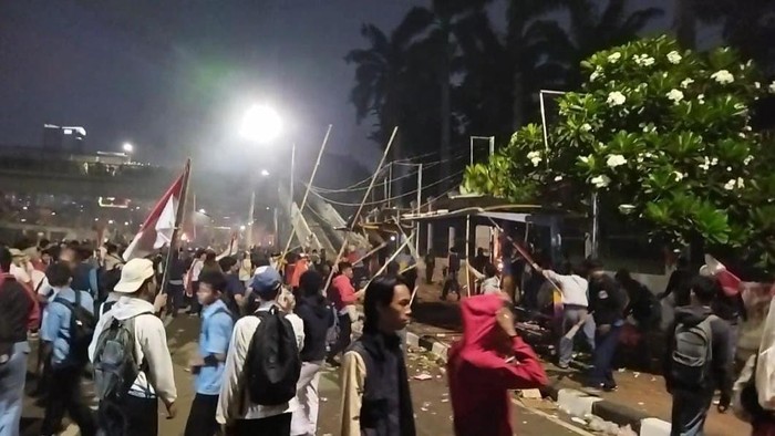 Sekelompok massa berbeda tiba-tiba datang ke DPR (Kurniawan/detikcom)