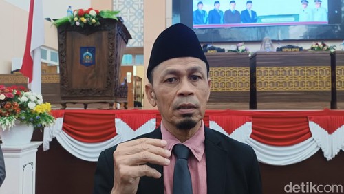 Sekretaris DPC Lombok Tengah, M Tauhid, saat ditemui awak media di Kantor DPRD setempat, Kamis (22/8/2024). (Edi Suryansyah/detikBali)