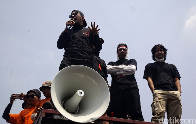 Arie Kriting (tengah) muncul dengan jaket putih yang dilapis kaus hitam. Tidak ketinggalan kacamata hitam ikut menemani penampilannya. (Foto: Ari Saputra/detikcom)