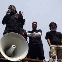 Arie Kriting (tengah) muncul dengan jaket putih yang dilapis kaus hitam. Tidak ketinggalan kacamata hitam ikut menemani penampilannya. (Foto: Ari Saputra/detikcom)