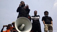 Arie Kriting dan Bintang Emon juga ikut dalam aksi menolak Revisi UU Pilkada di depan gedung DPR.