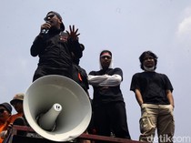 Bintang Emon Cs Nyanyikan Lagu Agak Laen di Depan Gedung DPR RI