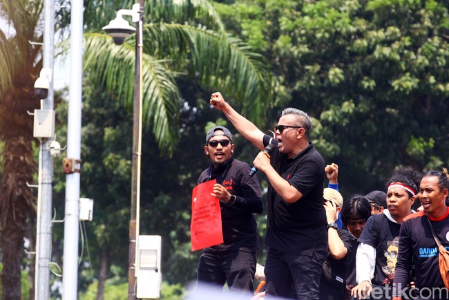 Komika mendominasi. Salah satunya Cing Abdel yang berbusana serba hitam dilengkapi kacamata hitam klasik Wayfarer Ray-Ban. (Foto: Ari Saputra/detikcom)