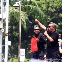 Komika mendominasi. Salah satunya Cing Abdel yang berbusana serba hitam dilengkapi kacamata hitam klasik Wayfarer Ray-Ban. (Foto: Ari Saputra/detikcom)