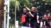 Cing Abdel terlihat bersemangat menyuarakan aspirasinya di atas mobil komando.