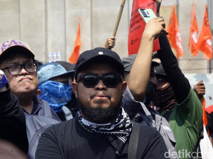 Sejumlah selebriti hingga komika ikut dalam aksi menolak Revisi UU Pilkada di gedung DPR, Jakarta, Kamis (22/8/2024). Mereka adalah Adjis Doaibu, Cing Abdel, Bintang Emon, Arie Kriting, Abdur, dan juga Ebel Cobra.