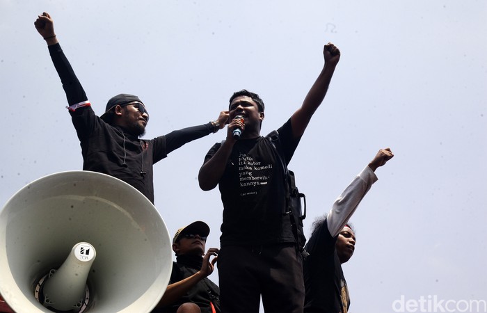Seleb hingga Komika Ikut Orasi Tolak Revisi UU Pilkada di DPR Sejumlah selebriti hingga komika ikut dalam aksi menolak Revisi UU Pilkada di gedung DPR, Jakarta, Kamis (22/8/2024). Mereka adalah Adjis Doaibu, Cing Abdel, Bintang Emon, Arie Kriting, Abdur, dan juga Ebel Cobra.