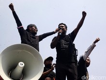 Komika Nyanyi Bareng di Depan Gedung DPR: Agak Laen Kau Sekeluarga! Komika Nyanyi Bareng di Depan Gedung DPR: Agak Laen Kau Sekeluarga!