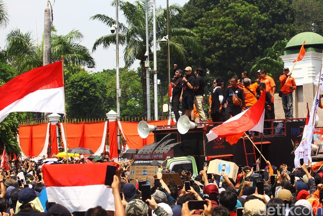 Para figur publik bergabung dengan massa yang menggelar aksi demo tolak revisi Undang-undang Pemilihan Kepala Daerah. Biasa bersolek maksimal, mereka membaur di tengah demonstran dengan pakaian sederhana. (Foto: Ari Saputra/detikcom)