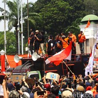 Para figur publik bergabung dengan massa yang menggelar aksi demo tolak revisi Undang-undang Pemilihan Kepala Daerah. Biasa bersolek maksimal, mereka membaur di tengah demonstran dengan pakaian sederhana. (Foto: Ari Saputra/detikcom)