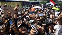 Massa aksi juga berorasi sambil membentangkan spanduk hingga mengibarkan bendera merah putih.